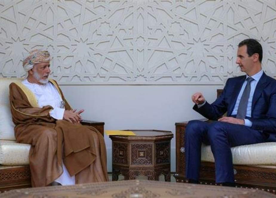 Syrian President Bashar Assad (R) meets with visiting Oman