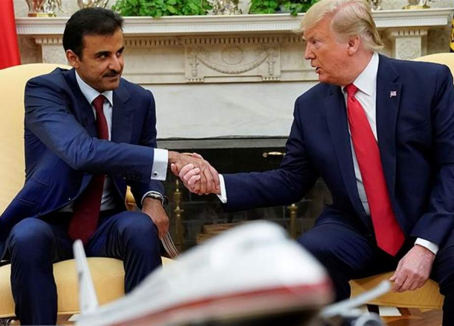 Donald Trump dan Sheikh Tamim bin Hamad al-Thani bertemu di Gedung Putih pada hari Selasa [Reuters]