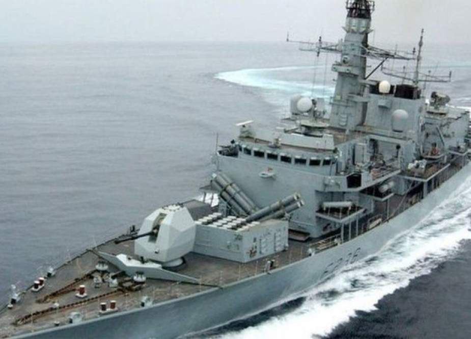 Kapal perang Inggris HMS Monrose mengawal kapal tanker Inggris, Pacific Voyager dalam perjalanan melalui Selat Hormuz, tetapi tidak terjadi insiden. (Reuters)