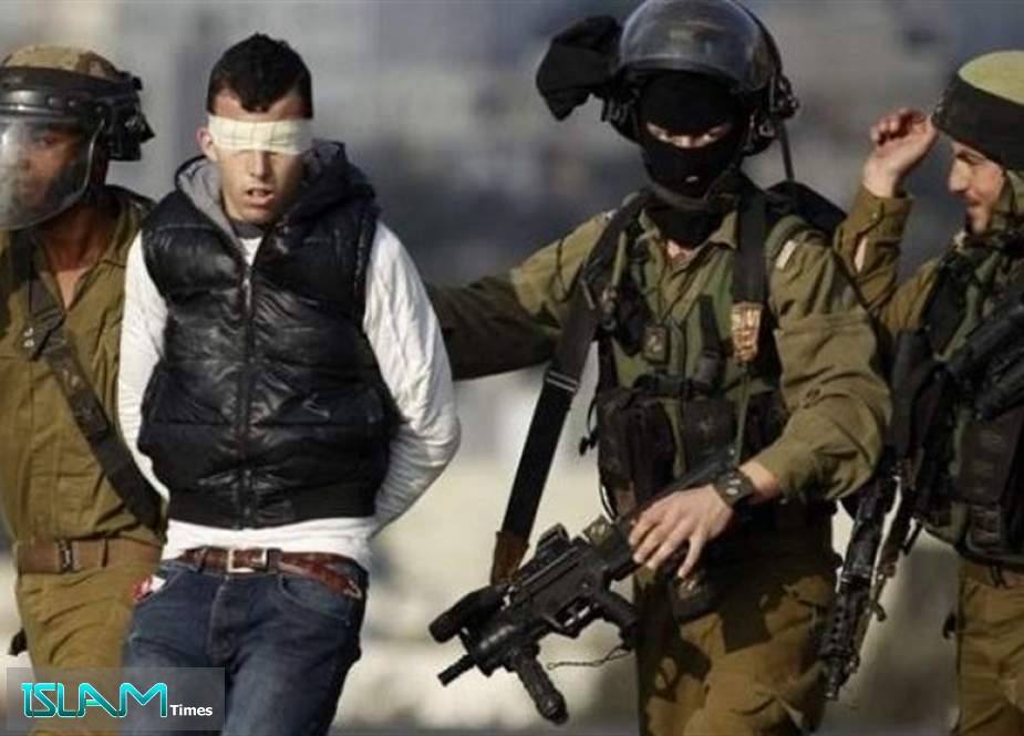 العدو الصهيوني يعتقل 12 فلسطينيا من الضفة الغربية