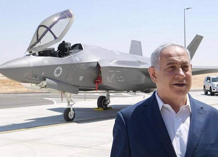 Perdana Menteri Benjamin Netanyahu berdiri di depan jet tempur F-35 di pangkalan Nevatim Angkatan Udara Israel di Israel selatan. (Amos Ben Gershom / GPO)