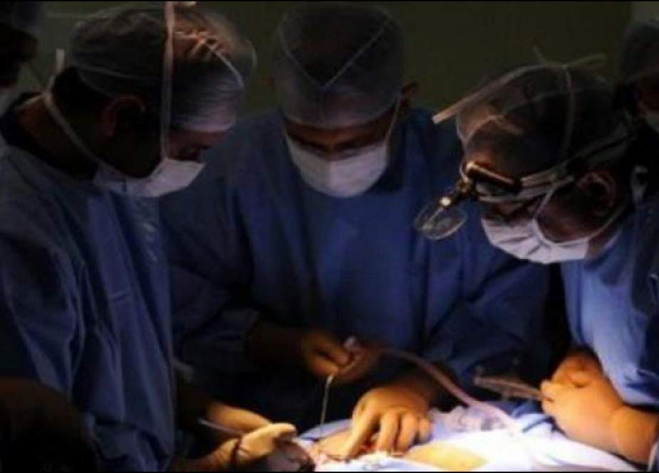 پاکستانی ڈاکٹر کا کارنامہ، 7 سالہ بچے کے سر سے ڈھائی کلو وزنی رسولی نکالی لی