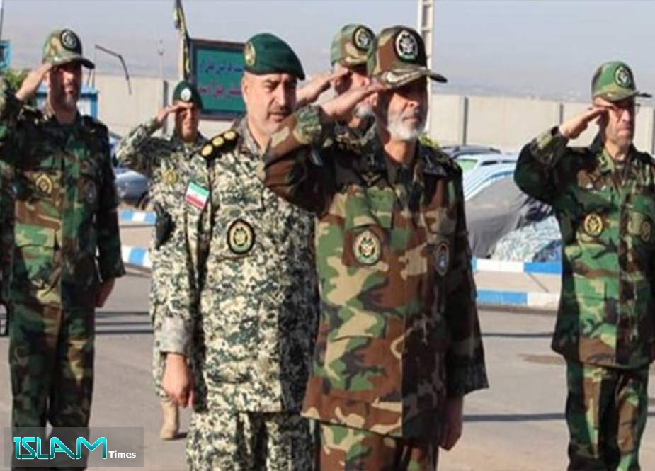 قائد الجيش الايراني يتفقد معسکرات للقوات البرية شمال غربي البلاد