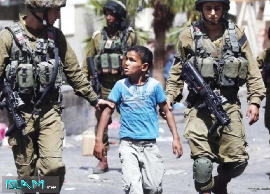 مستوطن صهيوني يعتدي بالضرب المبرح على طفل فلسطيني