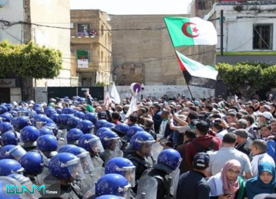 الطلبة يتظاهرون في شوارع الجزائر