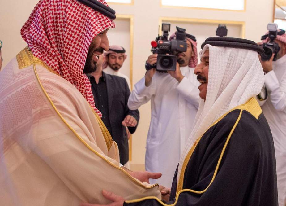 Saudi Arabia’s Crown Prince Mohammed bin Salman welcoming Bahrain’s King Hamad bin Isa Al Khalifa
