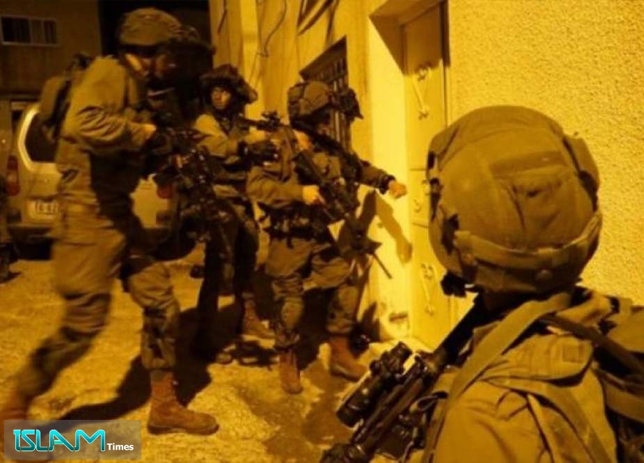 حملة اعتقالات واسعة تطال 14 فلسطينيا بالضفة الغربية