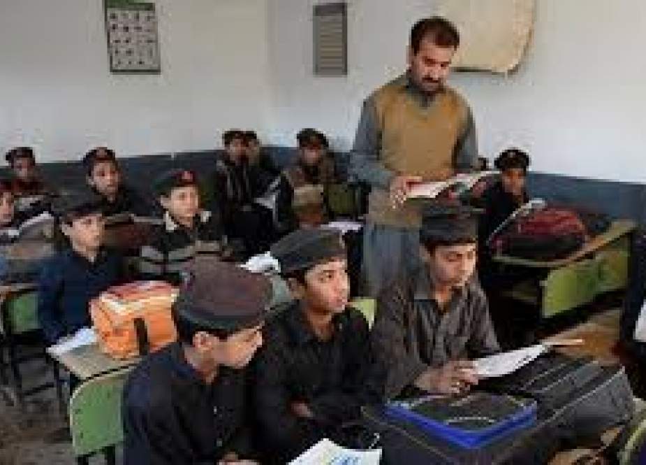 متفقہ قرار داد اور ہائیکورٹ فیصلے کے باوجود اساتذہ ترقی سے محروم ہیں، اکرم خان درانی