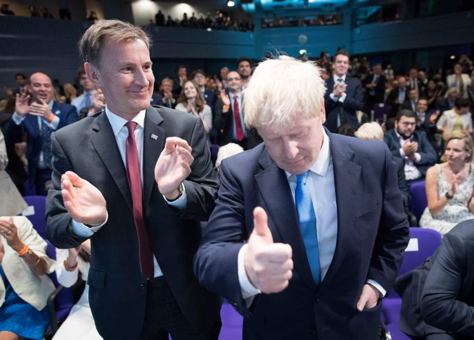 Hunt (kiri) dan Johnson (kanan) setelah voting diumumkan. (AFP / Getty Images)