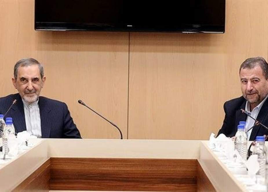 Ali Akbar Velayati (kiri), penasihat senior untuk Pemimpin Revolusi Islam Ayatollah Seyyed Ali Khamenei, dan Wakil Kepala Biro Politik Hamas Saleh al-Arouri bertemu di Tehran pada 21 Oktober 2017. (Foto: kantor berita Tasnim)