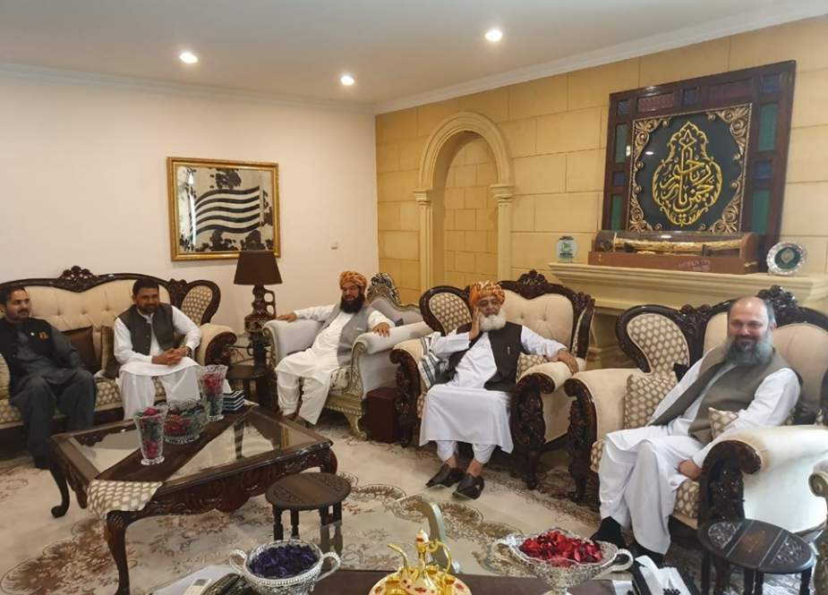حکومتی وفد کی مولانا فضل الرحمان سے انکی رہائشگاہ پر ملاقات