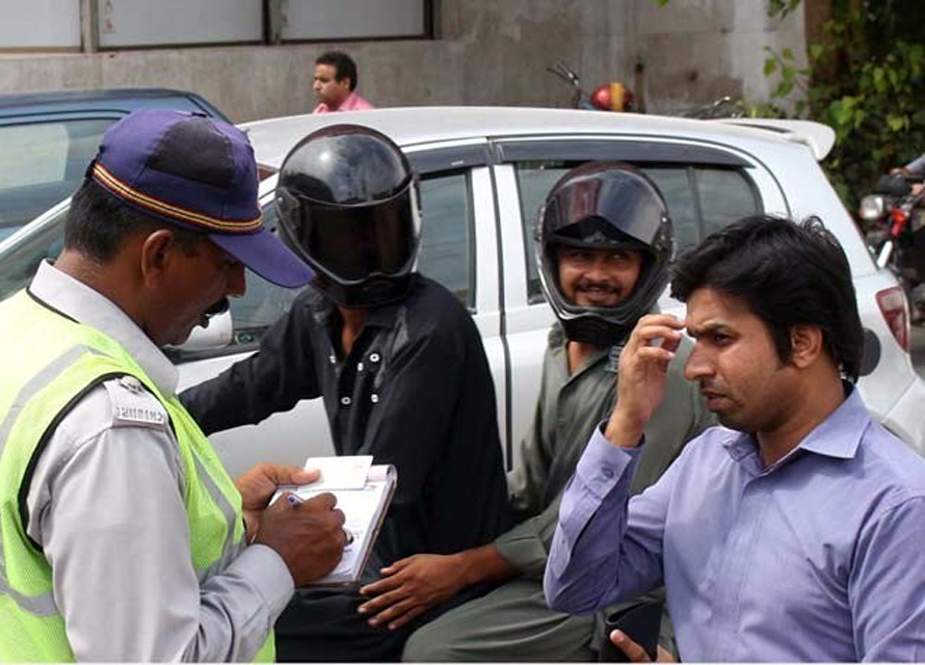 کراچی میں ہیلمٹ مہم، 25 روز میں شہریوں کے ساڑھے 5 کروڑ سے زائد کے چالان