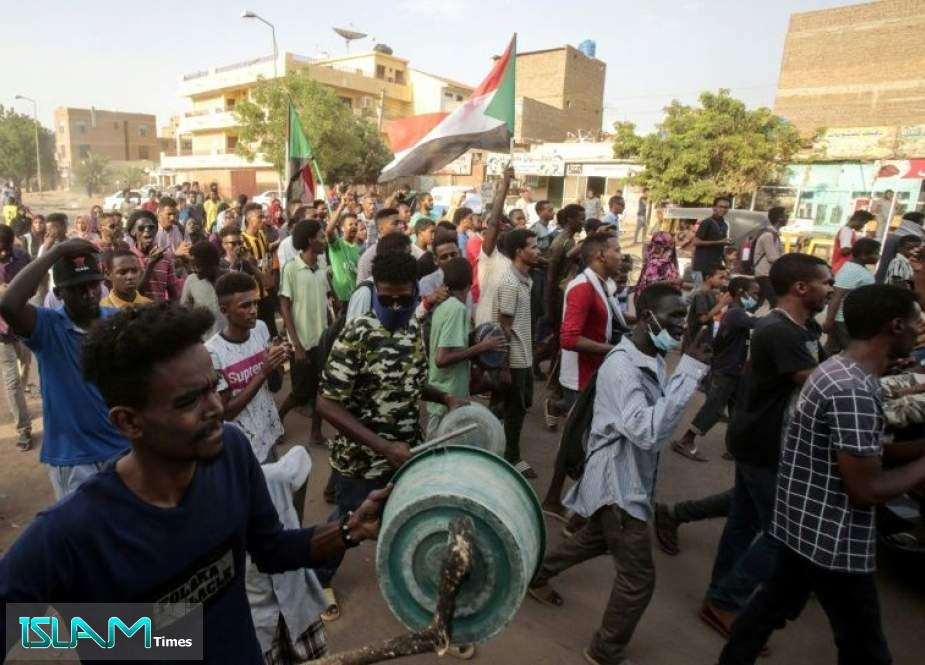 Snipers shoot dead at least 5 protesters in central Sudan rally