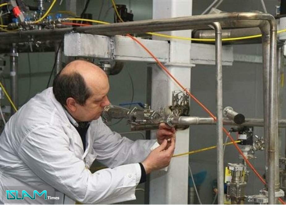 An International Atomic Energy Agency (IAEA) inspector disconnects the connections between the twin cascades for 20 percent uranium production at nuclear power plant of Natanz, Iran in January 2014. (Photo by AFP)