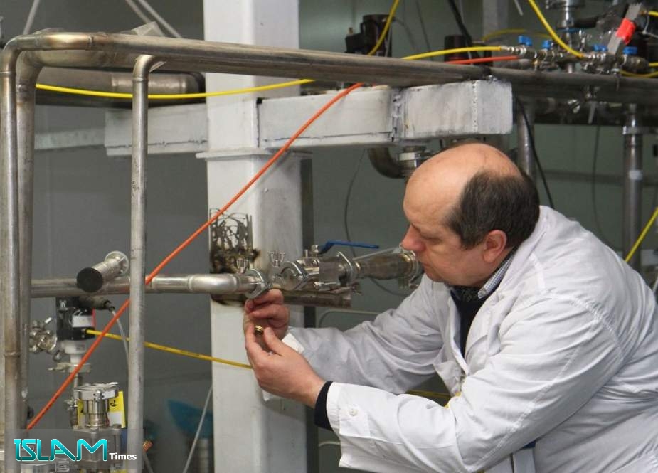 An International Atomic Energy Agency (IAEA) inspector disconnects the connections between the twin cascades for 20 percent uranium production at nuclear power plant of Natanz, Iran in January 2014.