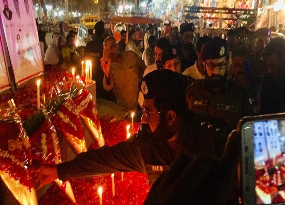 سرگودہا، شہدائے پولیس کی یاد میں مختلف چوراہوں پر روشن کی گئی شمعوں کی تصاویر