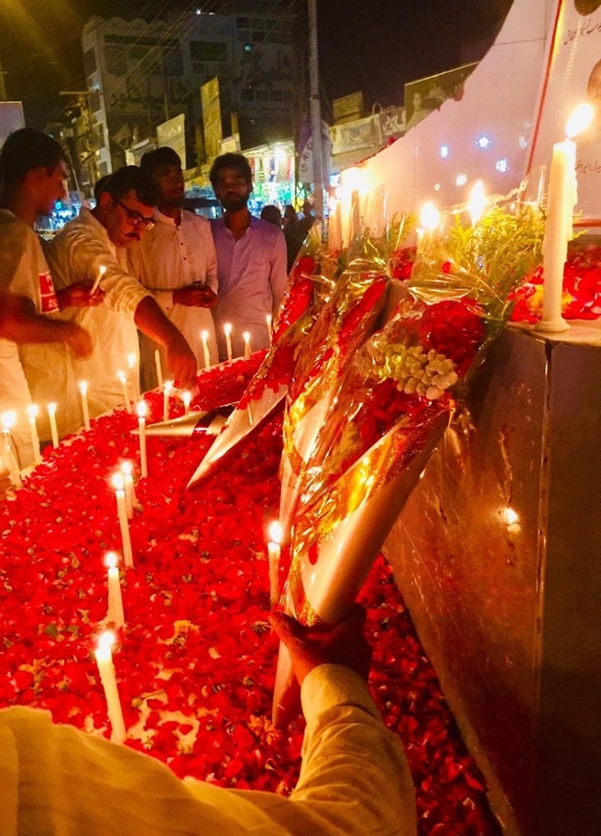 سرگودہا، شہدائے پولیس کی یاد میں مختلف چوراہوں پر روشن کی گئی شمعوں کی تصاویر