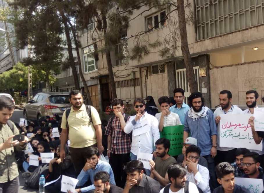 بھارتی جارحیت کے خلاف تہران میں بھارتی سفارت خانے کے سامنے طلبہ کمیونٹی کا احتجاجی مظاہرہ
