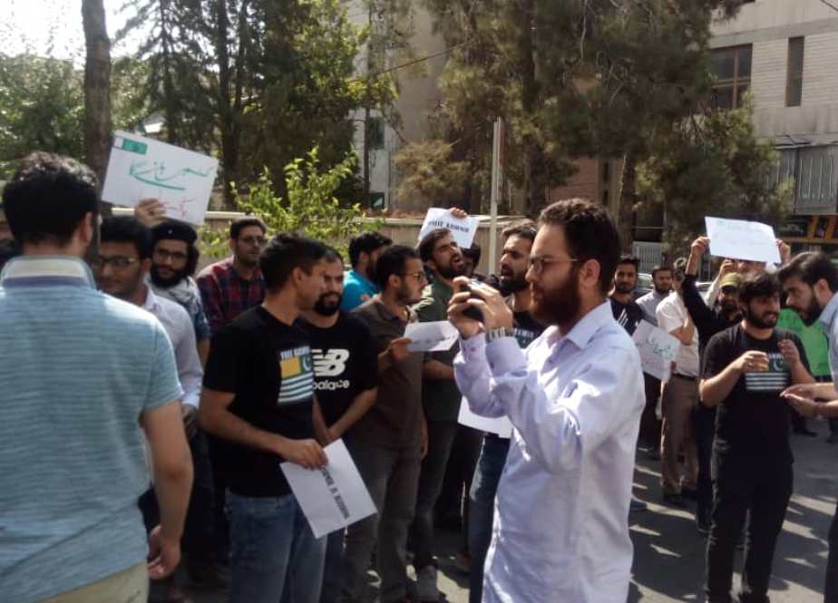 بھارتی جارحیت کے خلاف تہران میں بھارتی سفارت خانے کے سامنے طلبہ کمیونٹی کا احتجاجی مظاہرہ