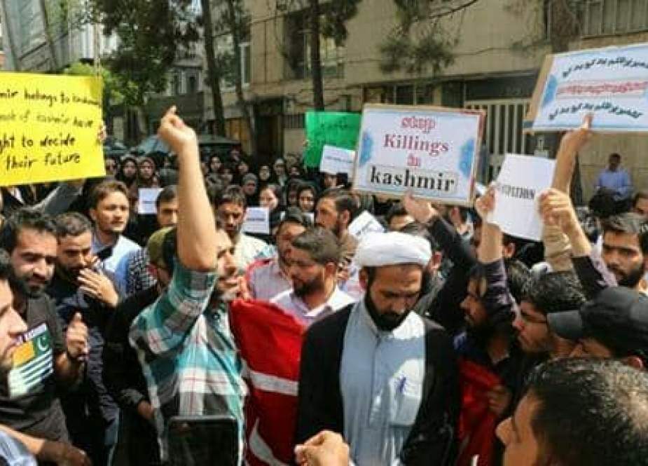بھارتی جارحیت کے خلاف تہران میں بھارتی سفارت خانے کے سامنے طلباء کا احتجاجی مظاہرہ