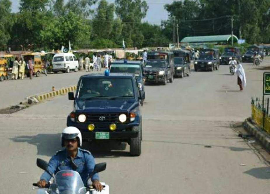 شہریوں میں احساس تحفظ پیدا کرنے کیلئے لاہور پولیس کا فلیگ مارچ
