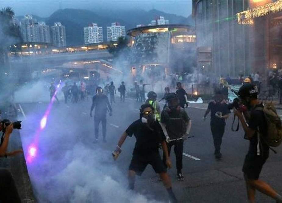 Riot police fire tear gas to disperse protesters in Tai Wai, Hong Kong.jpg
