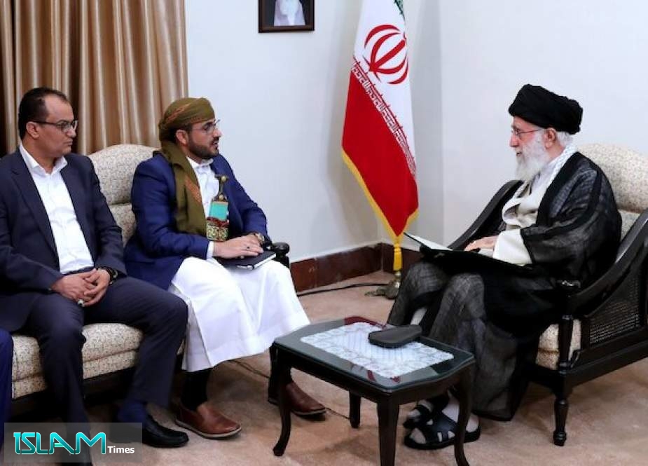 Leader of the Islamic Revolution Ayatollah Seyyed Ali Khamenei (R) meets with a delegation from Yemen’s Houthi Ansarullah movement led by its spokesman Mohammad Abdul-Salam (2nd-R) in Tehran, August 13, 2019.