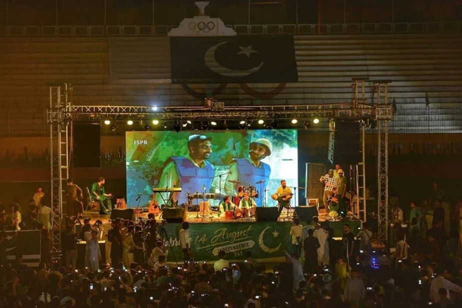 پشاور کے قیوم اسٹیڈیم میں یوم آزادی اور کشمیری عوام سے اظہار یکجہتی کے سلسلے میں منعقد ہونیوالی مرکزی تقریب
