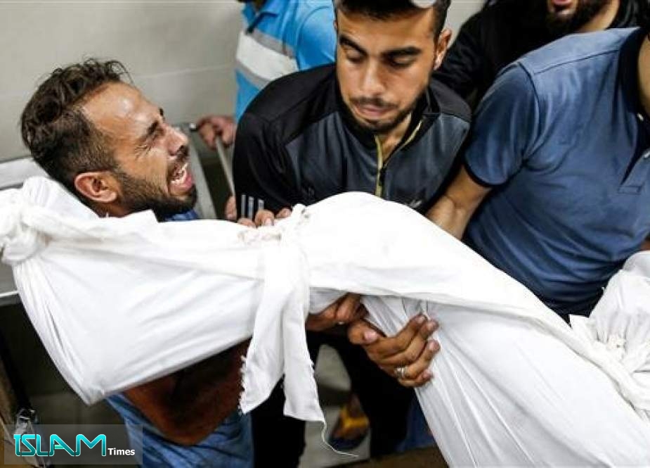 The relatives of 26-year-old Palestinian Mohammed Samir al-Taramsi, one of three Palestinians killed overnight by Israeli fire along Gaza’s fence, carry his body at the morgue of a hospital in Beit Lahya, in northern Gaza Strip, on August 18, 2019