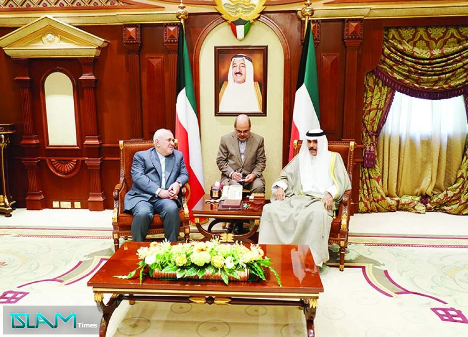 Iranian Foreign Minister Mohammad Javad Zarif (L) meets Kuwait’s Crown Prince Sheikh Nawaf al-Ahmad al-Jaber al-Sabah