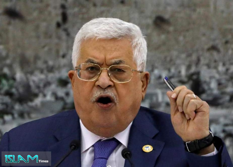 Palestinian president sacks all advisors amid financial crisis