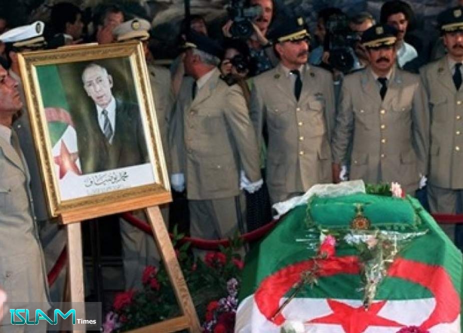 نجل الرئيس الجزائري الأسبق يتهم 4 جنرالات باغتيال والده