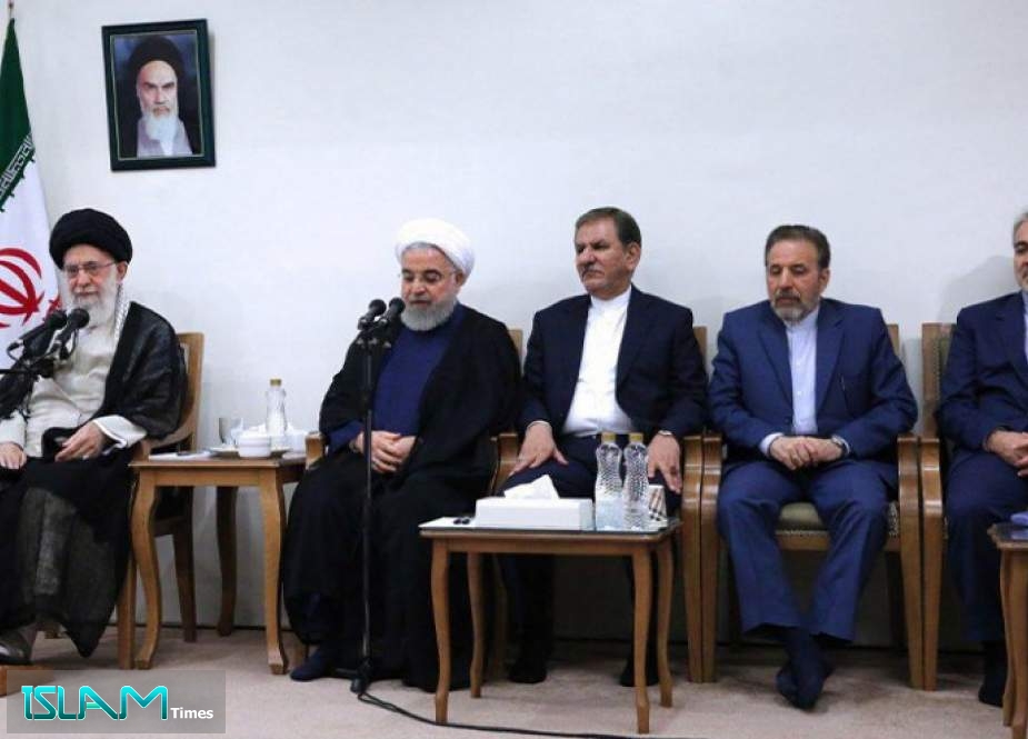 الإمام الخامنئي يستقبل الرئيس الايراني وأعضاء حكومته