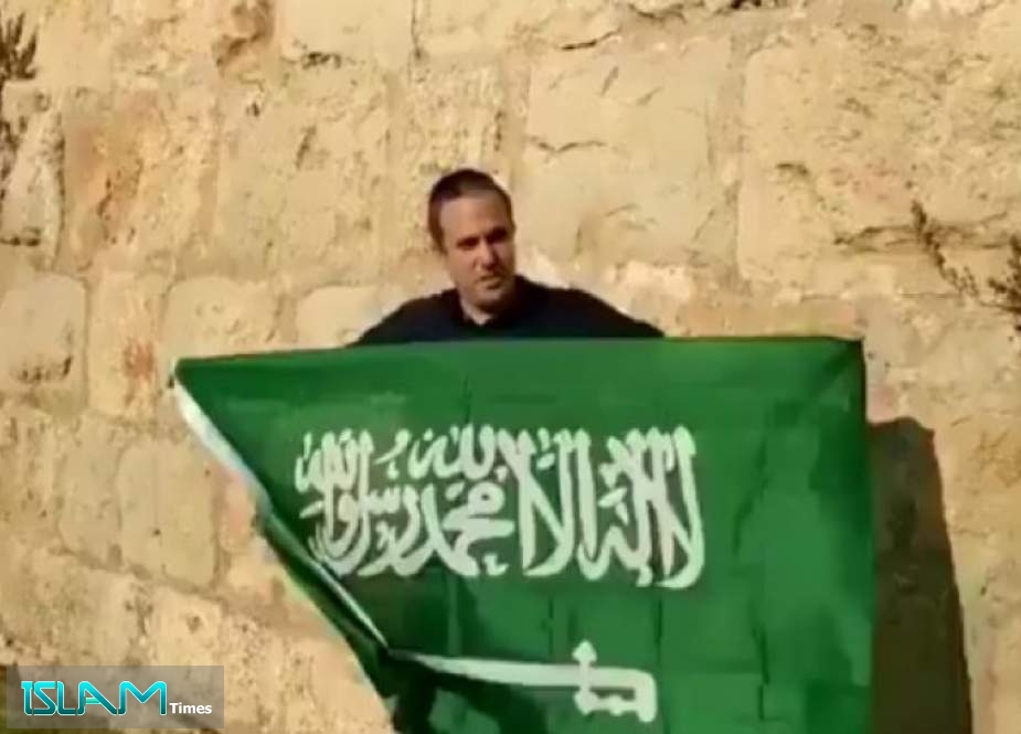مستوطن ’اسرائيلي’ يرفع علم السعودية في القدس..لماذا؟