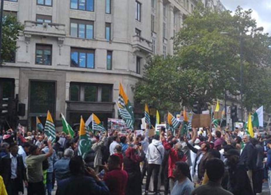 لندن، بھارتی ہائی کمیشن کے سامنے پاکستانی کمیونٹی کا احتجاج
