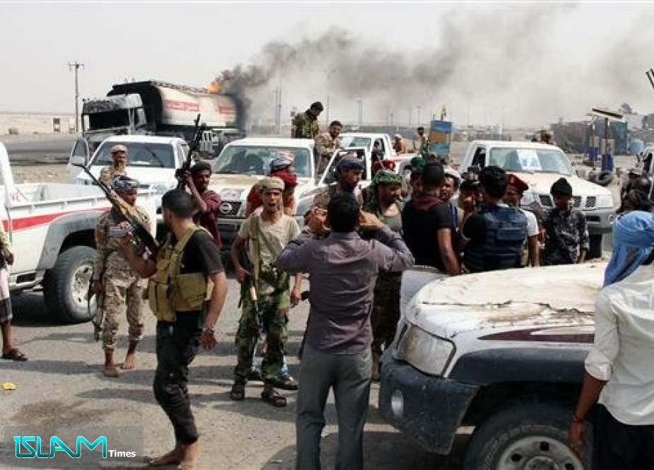 UAE-sponsored separatists gather during clashes with Saudi-backed militiamen loyal to former Yemeni President Abd Rabbuh Mansur Hadi in Aden, southern Yemen, on August 29, 2019.