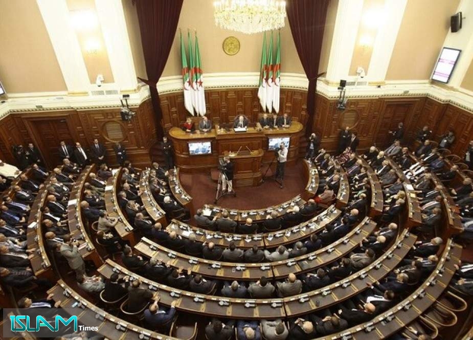 وزارة العدل الجزائرية تطلب رفع الحصانة البرلمانية عن 3 نواب