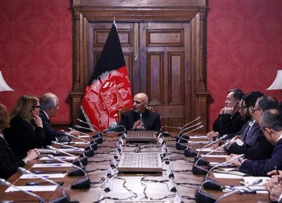 Afghan President Ashraf Ghani talks with US special representative for Afghan Peace and reconciliation Zalmay Khalilzad.jpg