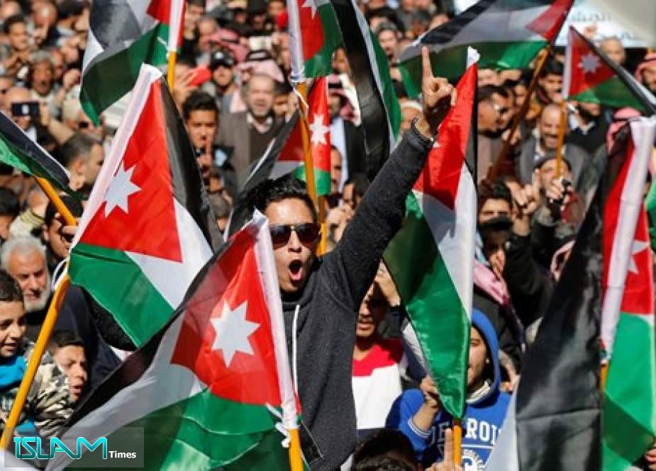 محتجون بالاردن يطالبون باستقالة وزير الداخلية