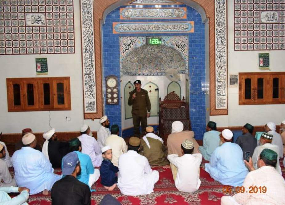 سی پی او ملتان لوگوں کے مسائل سننے مسجد پہنچ گئے، مسائل حل کرانے کی یقین دہانی