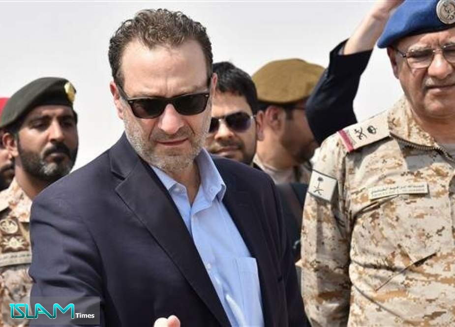 US Assistant Secretary of Near Eastern Affairs David Schenker (C) speaks with Saudi army officers during a visit to a military base in al-kharj in central Saudi Arabia on September 05, 2019.