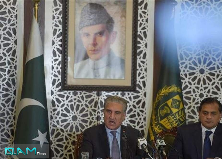 Pakistani Foreign Minister Shah Mehmood Qureshi (L) speaks during a press conference at the Foreign Ministry in Islamabad on August 8, 2019.