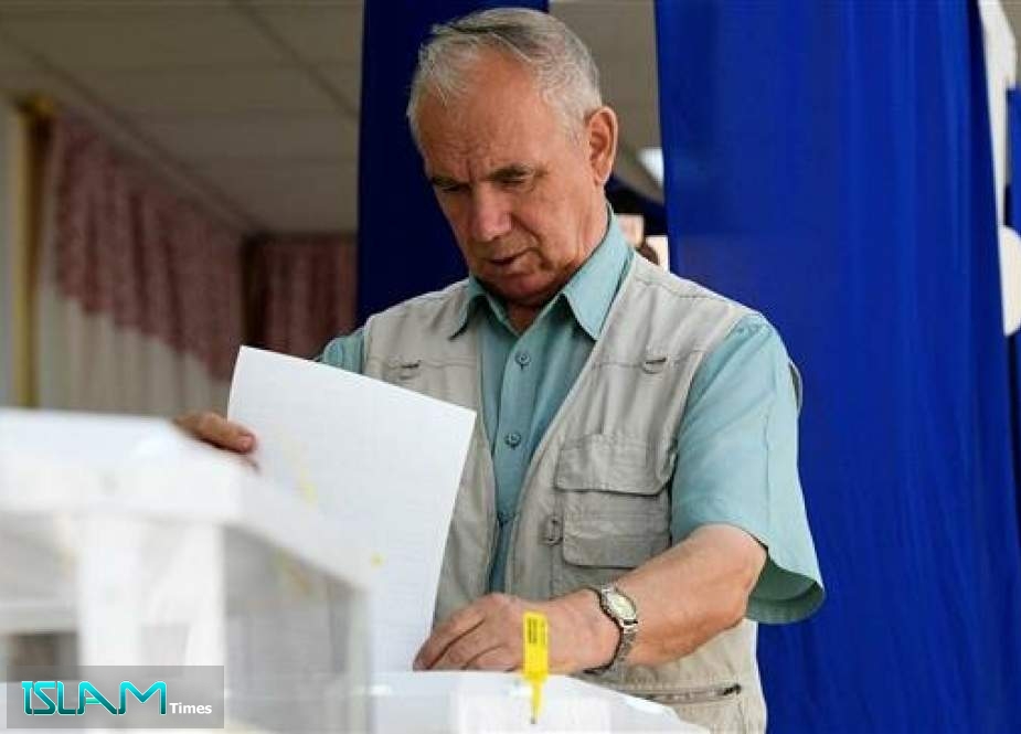A man casts his vote at a polling station during to the Moscow city Duma election in Moscow on September 8, 2019.