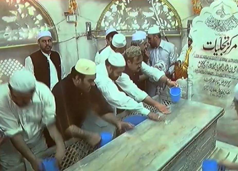 لاہور، حضرت داتا گنج بخشؒ کے مزار کو غسل دیدیا گیا