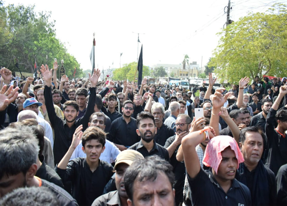 شیعہ لاپتہ افراد کے خانوادوں کی جانب سے کراچی میں 9 محرم الحرام کے مرکزی جلوس میں احتجاج