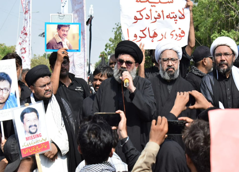شیعہ لاپتہ افراد کے خانوادوں کی جانب سے کراچی میں 9 محرم الحرام کے مرکزی جلوس میں احتجاج