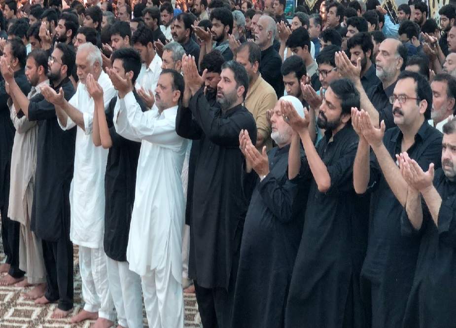 لاہور، عاشورہ کے مرکزی جلوس کے شرکاء نے نماز ظہرین ادا کی