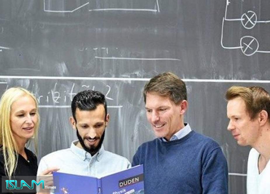 لاجئ سوري يبدأ بتعليم الفيزياء للألمان.. وصحف المانية تحتفي به