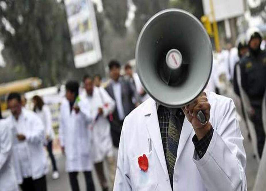 گلگت بلتستان میں ینگ ڈاکٹرز نے علامتی احتجاج شروع کر دیا