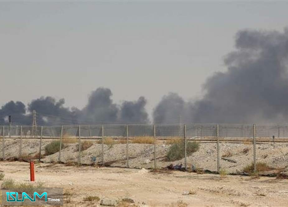 Smoke billows from an Aramco oil facility in Abqaiq about 60 km (37 miles) southwest of Dhahran in Saudi Arabia